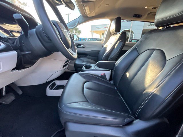 Used 2024 Chrysler Pacifica Touring-L FWD image 9
