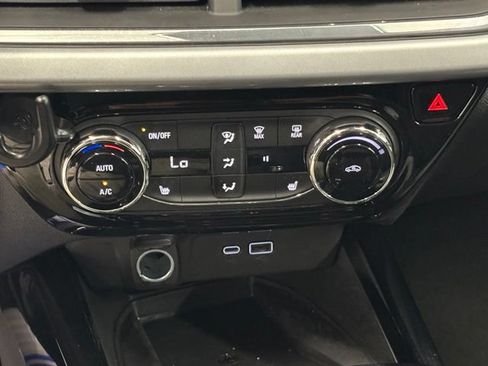 Used 2025 Chevrolet Trax LT w/ Sunroof Package FWD image 28