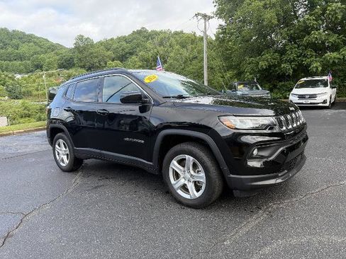 Used 2023 Jeep Compass Latitude w/ Convenience Group AWD/4WD image 3