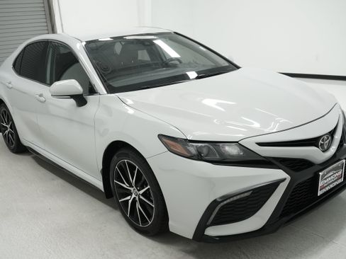 Used 2023 Toyota Camry SE FWD image 3