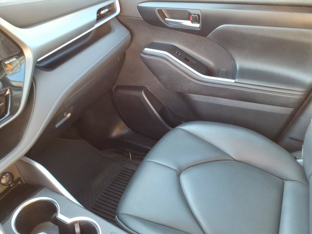 Used 2024 Toyota Highlander XLE AWD/4WD image 36