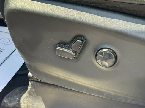 Used 2024 Chrysler Pacifica Limited FWD image 25