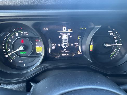 Used 2025 Jeep Wrangler Willys AWD/4WD image 33