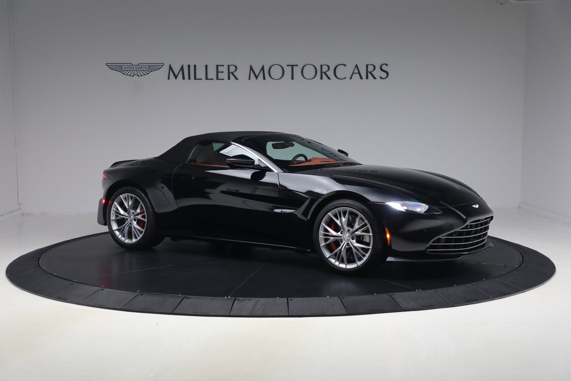 Used 2021 Aston Martin V8 Vantage Roadster RWD image 22