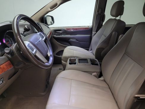 Used 2016 Chrysler Town & Country Touring FWD image 17