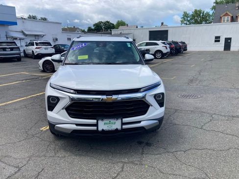 Used 2024 Chevrolet TrailBlazer LT w/ Convenience Package AWD/4WD image 2
