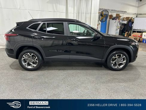 Used 2025 Chevrolet Trax LT FWD image 9