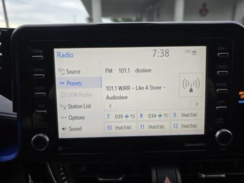 Used 2020 Toyota C-HR XLE FWD image 5