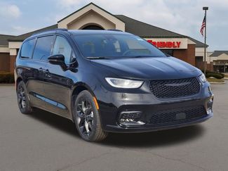 New 2026 Chrysler Pacifica Select w/ S Appearance Package video 2