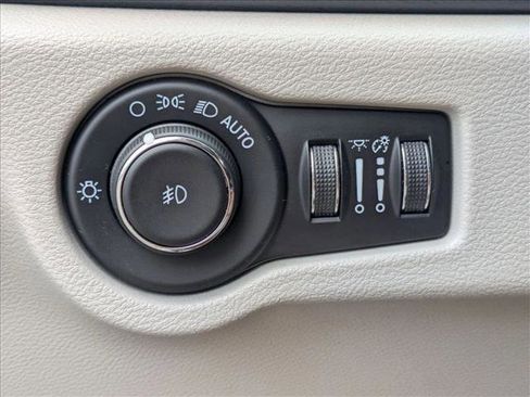 Used 2021 Chrysler Pacifica Touring-L FWD image 13