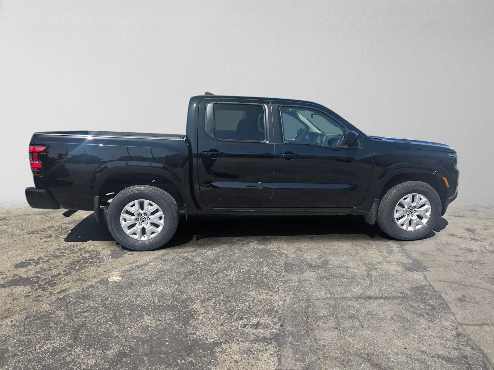 Used 2023 Nissan Frontier SV w/ SV Convenience Package RWD image 2