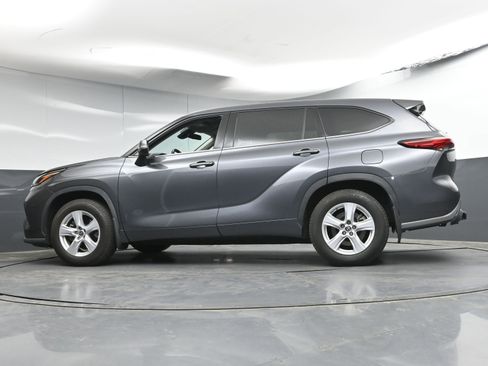 Used 2020 Toyota Highlander LE image 30