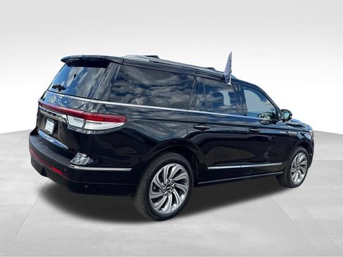 Certified 2023 Lincoln Navigator Reserve AWD/4WD image 8