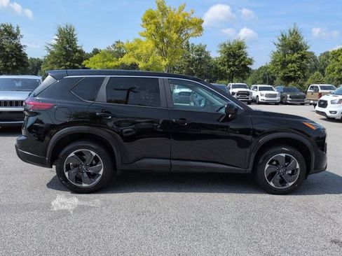 Used 2024 Nissan Rogue SV FWD image 3