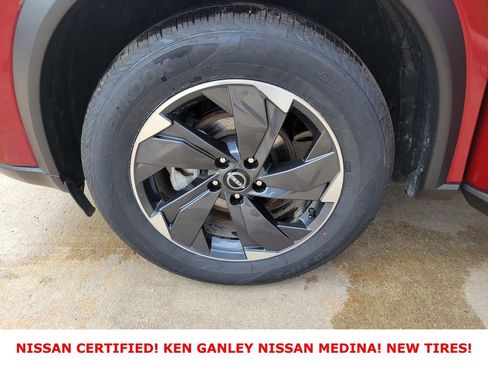 Certified 2025 Nissan Rogue SV image 18