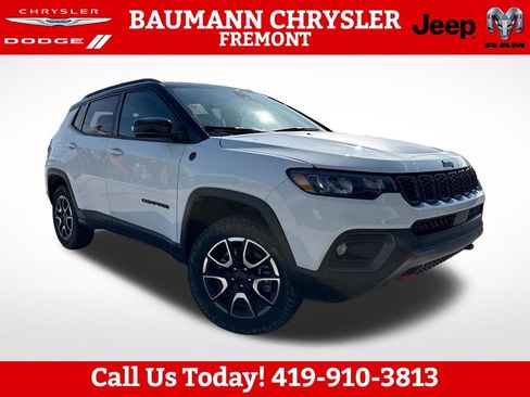 Used 2025 Jeep Compass Trailhawk AWD/4WD image 1