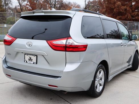 Used 2019 Toyota Sienna LE image 15
