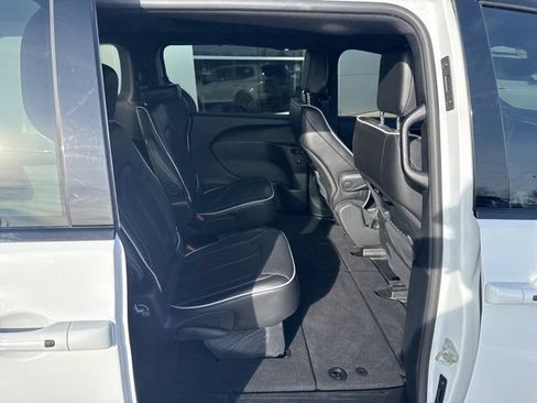 Used 2025 Chrysler Pacifica Limited FWD image 28