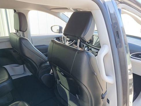 Used 2023 Chrysler Pacifica Touring-L image 18