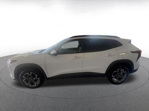 Used 2025 Chevrolet Trax LT w/ LT Convenience Package FWD image 12
