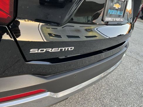 Used 2024 Kia Sorento S image 32