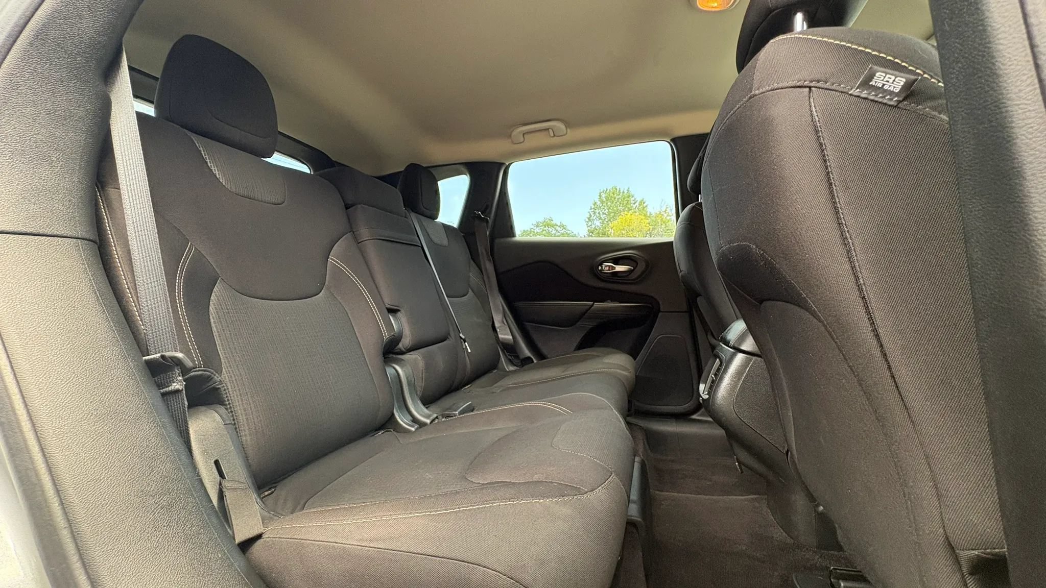 Used 2017 Jeep Cherokee Latitude AWD/4WD image 27