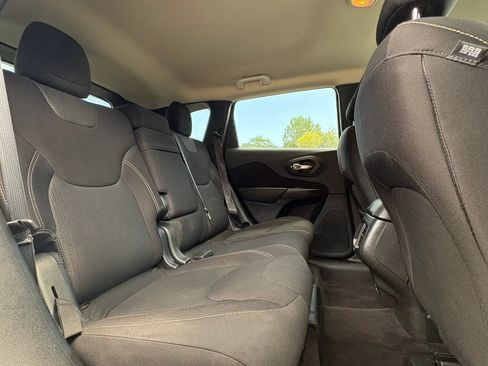 Used 2017 Jeep Cherokee Latitude AWD/4WD image 27