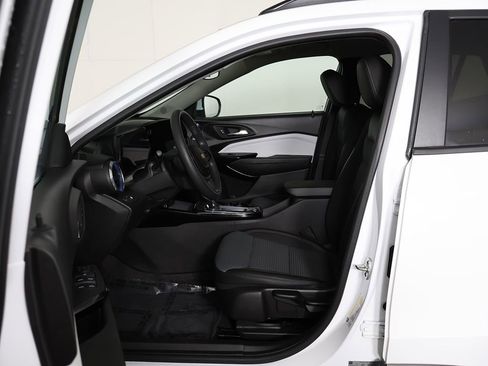 Used 2025 Chevrolet Trax LT FWD image 25