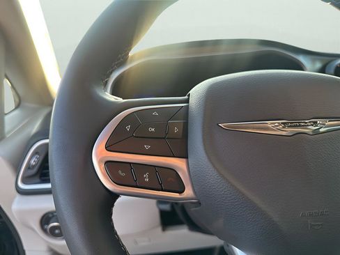 Certified 2024 Chrysler Pacifica Touring-L image 27