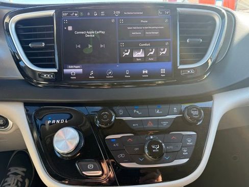 Certified 2024 Chrysler Pacifica Touring-L FWD image 19