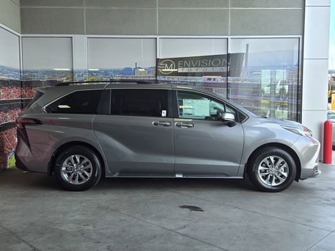 New 2026 Toyota Sienna XLE image 3