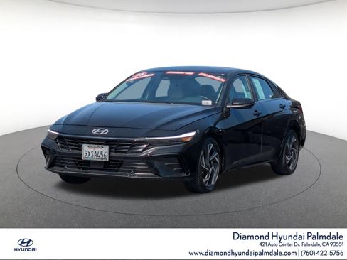 Certified 2025 Hyundai Elantra Limited FWD image 3