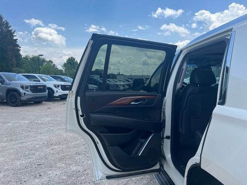Used 2015 Cadillac Escalade Luxury AWD/4WD image 27