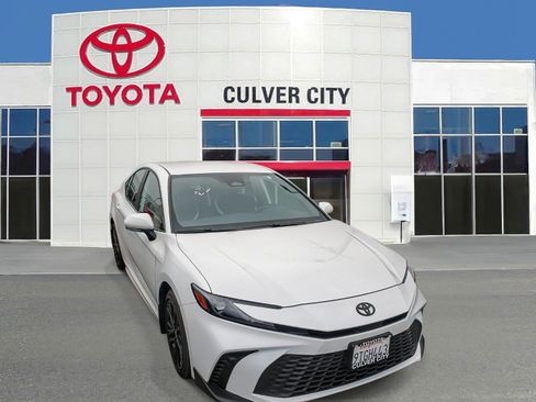 Used 2025 Toyota Camry SE w/ Convenience Package FWD image 1