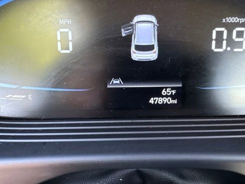Used 2023 Hyundai Venue Limited FWD image 23