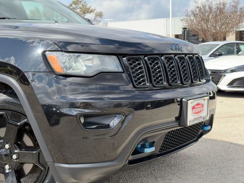 Used 2019 Jeep Grand Cherokee Laredo image 3