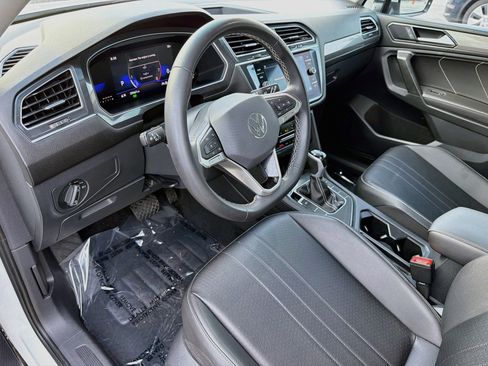 Certified 2024 Volkswagen Tiguan SE w/ Panoramic Sunroof Package FWD image 28