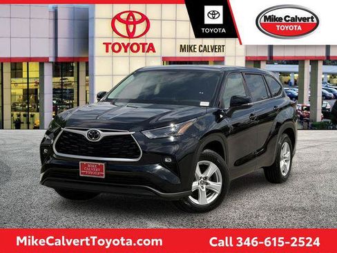 Certified 2025 Toyota Highlander LE FWD image 1