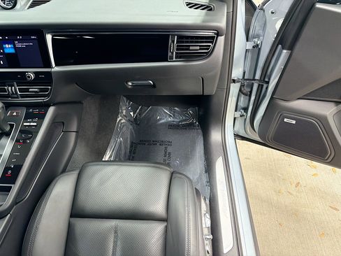 Certified 2022 Porsche Macan S image 18