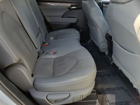 Used 2022 Toyota Highlander Limited FWD image 23