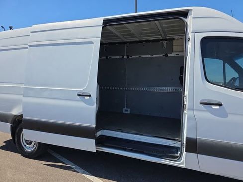 Used 2022 Mercedes-Benz Sprinter 2500 image 13