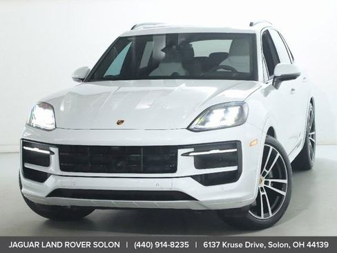 Used 2025 Porsche Cayenne GTS AWD/4WD image 3