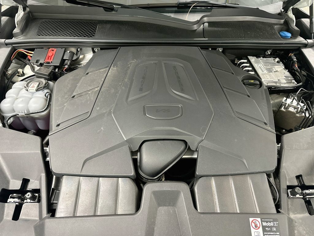 Certified 2025 Porsche Cayenne AWD/4WD image 31