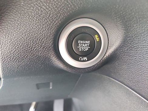 Used 2025 Chrysler Pacifica Select FWD image 16