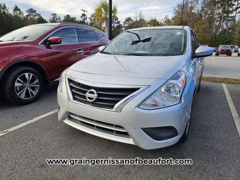 Used 2018 Nissan Versa SV image 4