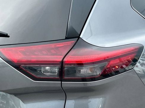 Used 2023 Nissan Rogue SV image 10