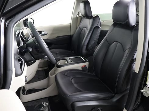 Used 2024 Chrysler Pacifica Touring-L FWD image 30