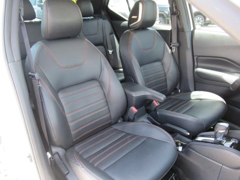 Used 2020 Nissan Kicks SR w/ SR Premium Package FWD image 10