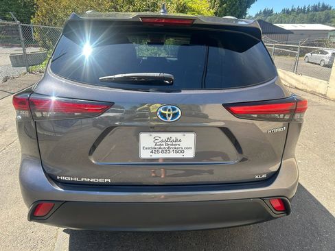Used 2022 Toyota Highlander XLE AWD/4WD image 6