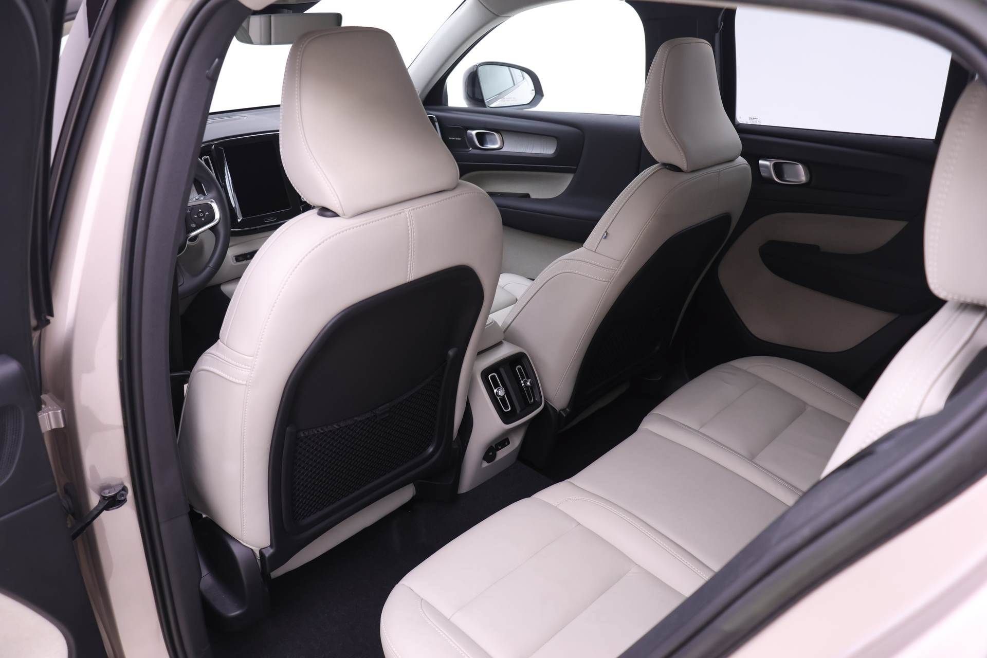 Certified 2024 Volvo XC40 B5 Ultimate w/ Protection Package Premier AWD/4WD image 15
